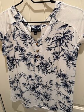 Fortune & Ivy White Short-Sleeve V-Neck Floral Button-Front Top